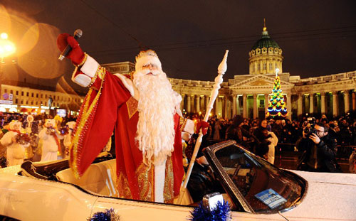 Ông già tuyết trong trang phục đỏ ánh vàng lấp lánh và bộ râu trắng thu hút sự chú ý của người dân khi đi xe mui trần diễu qua nhà thờ Kazansky ở thành phố St. Petersburg, Nga hôm qua. St. Petersburg đang tưng bừng chuẩn bị cho các hoạt động chào mừng năm mới và Giáng sinh Chính thống giáo vào ngày 7/1 tới.